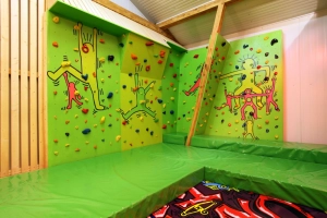 Boulderwand im funpark Westendorf - Indoor Freizeitanlage im Jugendgästehaus