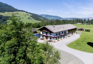 Funpark in Tirol Außenansicht der Gruppenunterkunft Jugendgästehaus