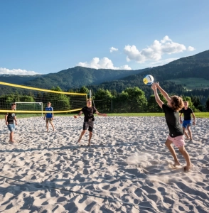 Beachvolleyball direkt am Gelände der Jugendherberge in Westendorf