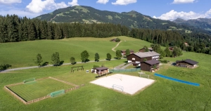 Drohnenansicht der Jugendherberge Funpark im Sommer