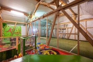 Käfigfußball im Indoorsportbereich der Jugendherberge