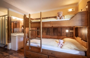 Doppelzimmer mit Dusche im Funpark Westendorf